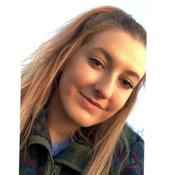 Meet your Posher, Aly - Picture 1 of 1